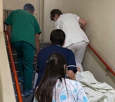 U bolnici u Kraljevu pacijente prenose na nosilima, jer lift često ne radi